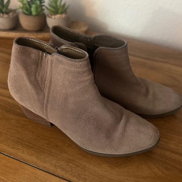 Blondo
Taupe
Size 8.5
Water Resistant
Suede
Ankle Boots
1.5” Heel - Picture 5 of 16